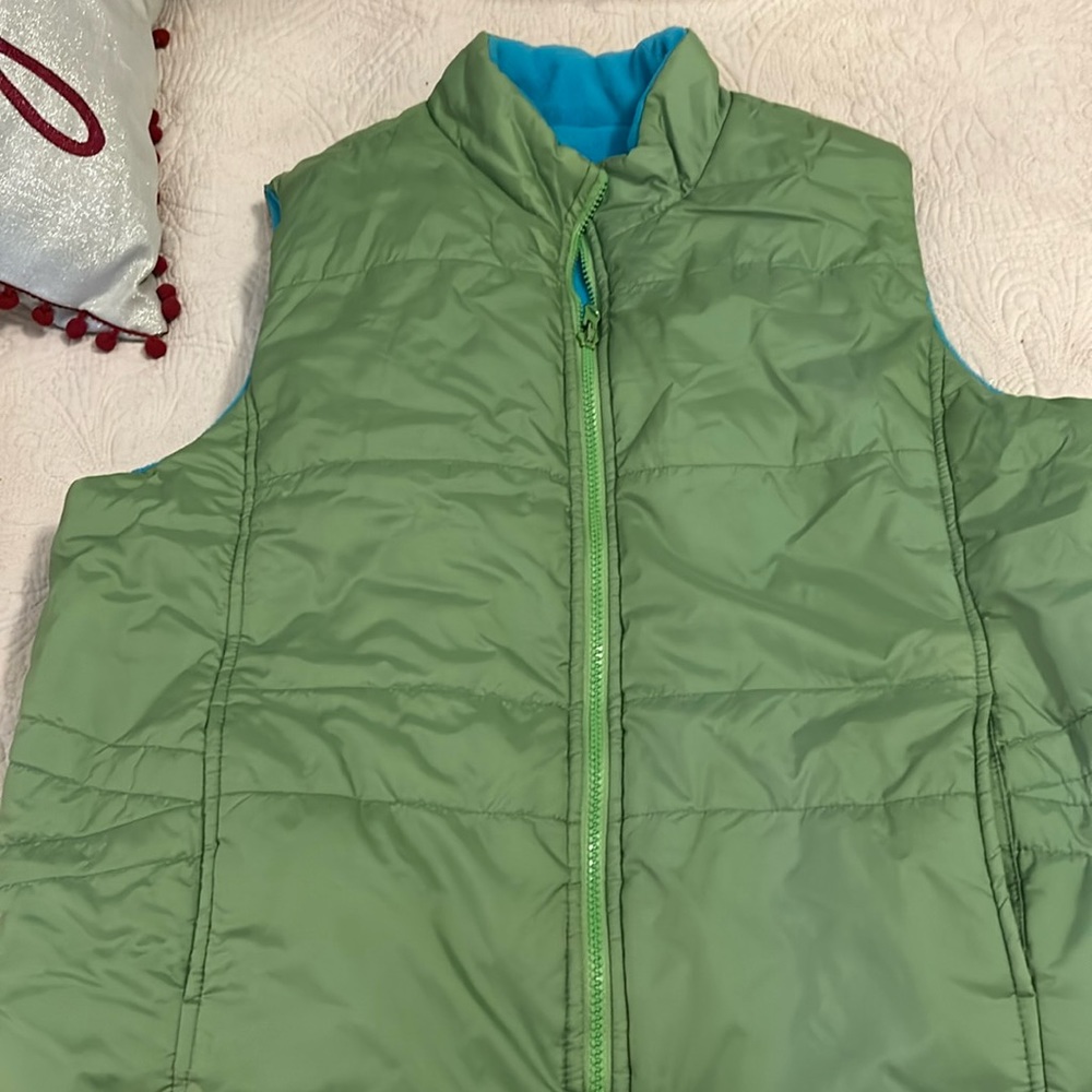 Reversible puffer vest